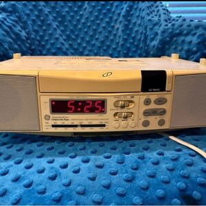 GE Space Maker 7-4290G Light, Clock, Radio AM/FM Works —-CD Player not Working